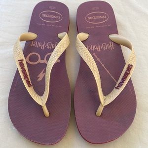 Havaisnas Harry Potter cranberry and gold flip flops. Barely worn